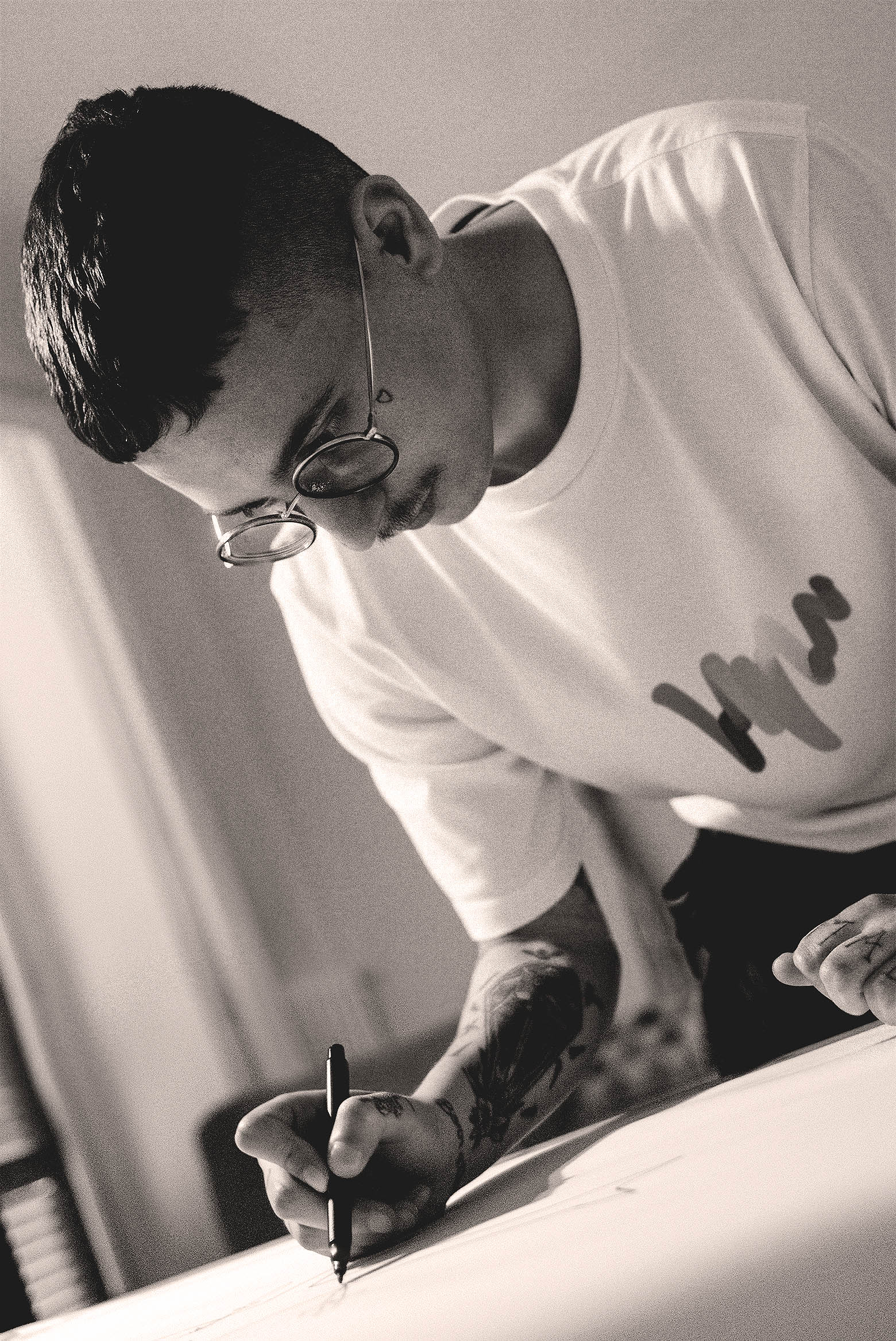 Dangiuz sketching on paper at an event